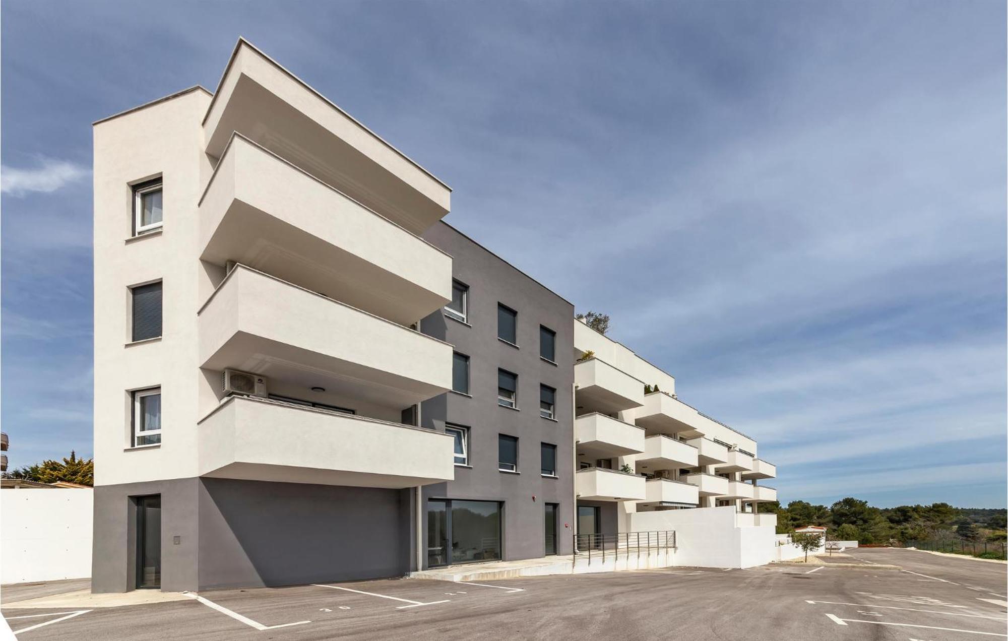 Amazing Apartment In Premantura With Kitchen Esterno foto