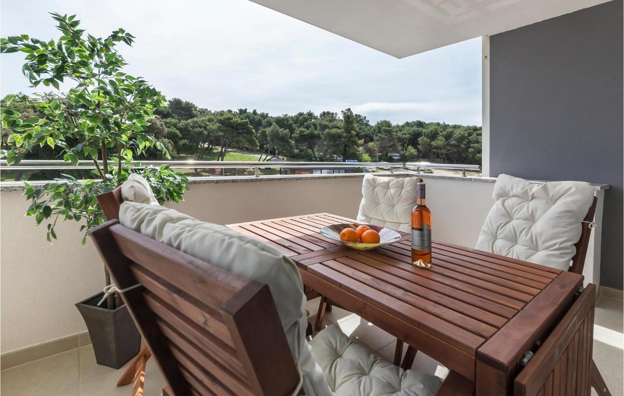 Amazing Apartment In Premantura With Kitchen Esterno foto
